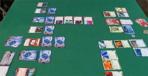 Sulla sinistra il piano di gioco della Corp con gli ICE a difesa dei server; sulla destra il Runner che dispiega tutte le proprie risorse per l'attacco